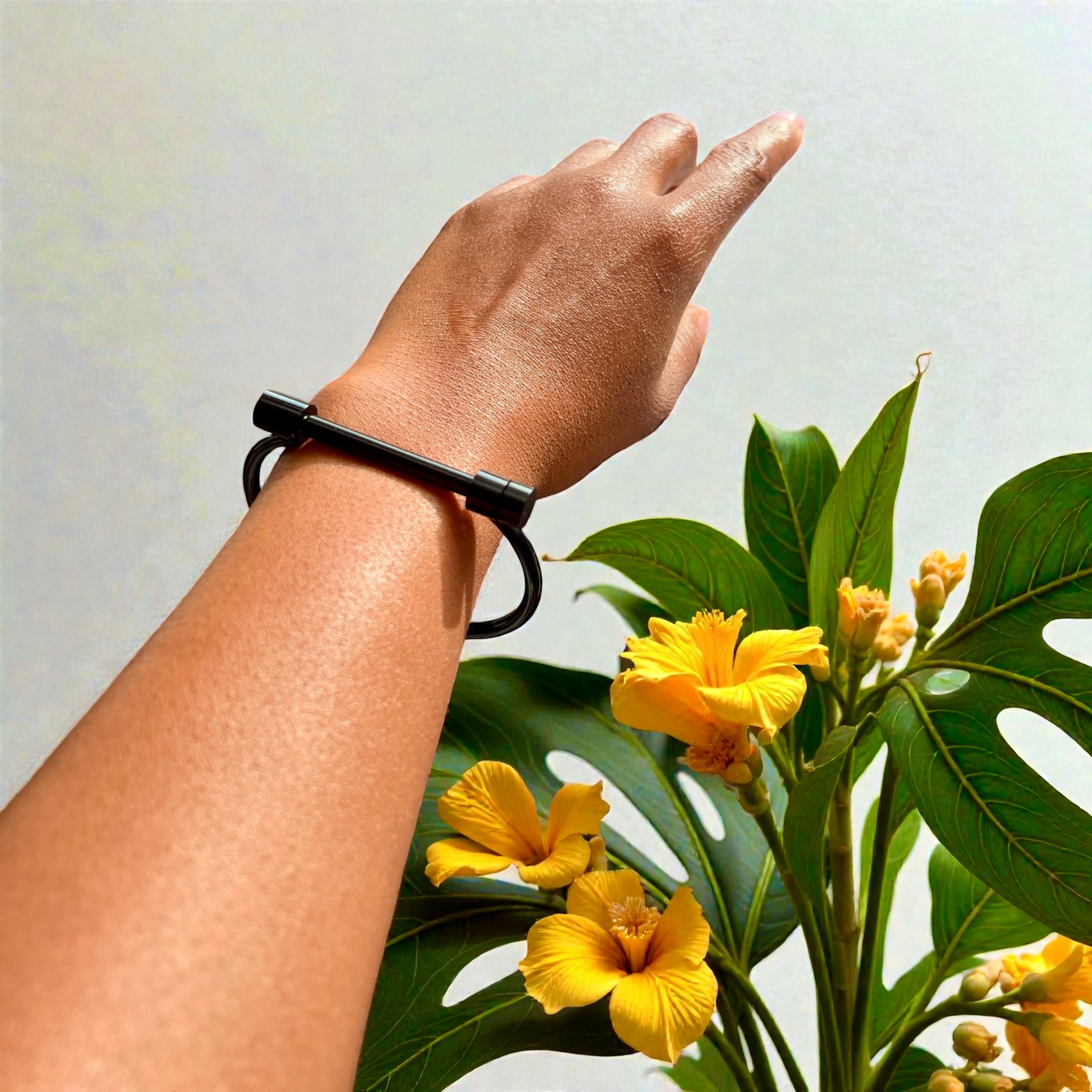 Beaujo Screw-On Bracelet in Black